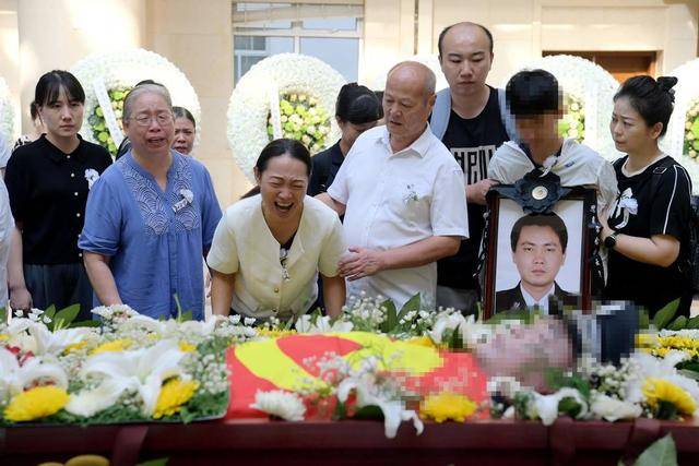 痛心!武汉版“八里河派出所”所长凌晨在所里倒下 年仅52岁