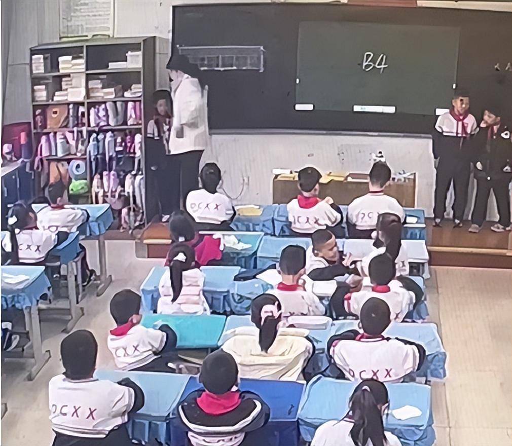 7岁男生踩脏地板，鞋被语文老师扔垃圾桶，脚冷穿鞋又被数学老师拎讲台扇耳光；两名涉事女教师已被学校开除