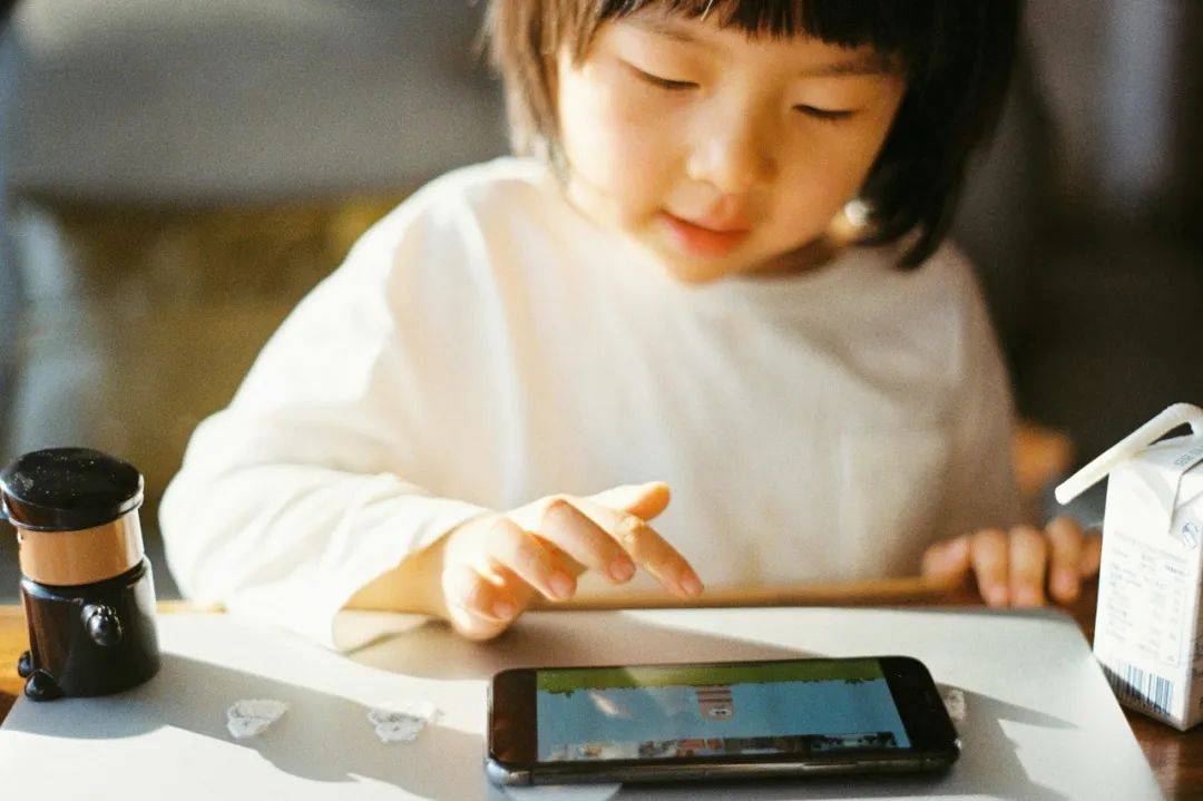 学生禁玩手机，催生孩子间的地下交易