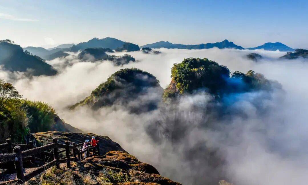 为什么年轻人迷上了爬山？ | 秋高气爽，是时候出发了→