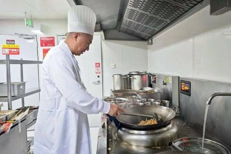 国铁成都局推出17元高铁盒饭：门店现炒，送餐到座