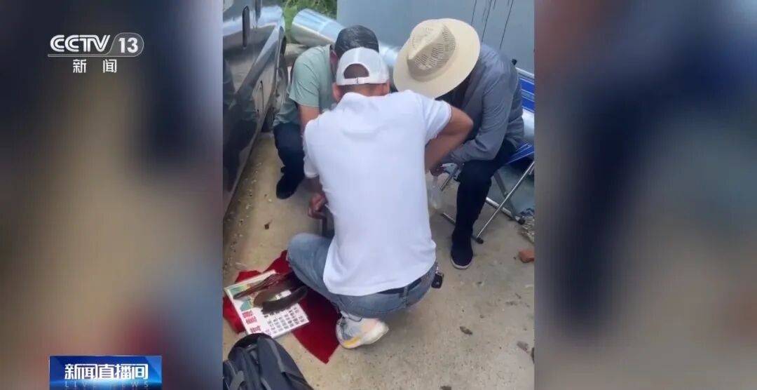 老人不买天价鹿茸被一脚踹翻,南京一团伙暴力威逼老人买单,100多人被骗,涉案金额90余万元,多数老人乖乖回家拿钱,甚至被逼去银行取款